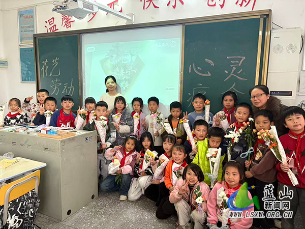 蓝山县塔峰镇第六完小：花艺劳动让课堂开满温暖之花.jpg
