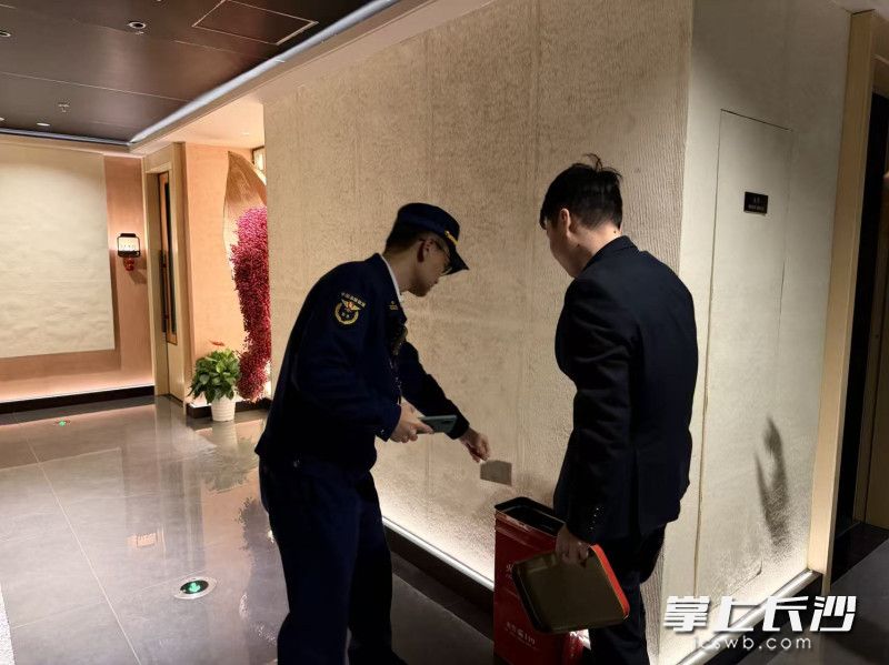 天心消防正在夜查。 长沙晚报通讯员 余娜娜 摄 天心消防正在夜查。 长沙晚报通讯员 余娜娜 摄