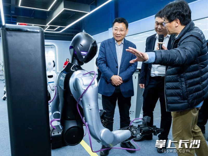 陈博彰在蓝思智能机器人（长沙）有限公司调研。均为长沙晚报全媒体记者 董阳 摄