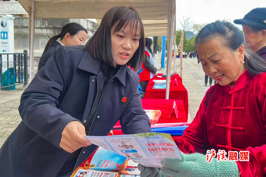 2.图为泸溪法院干警向群众讲解法律知识.jpg