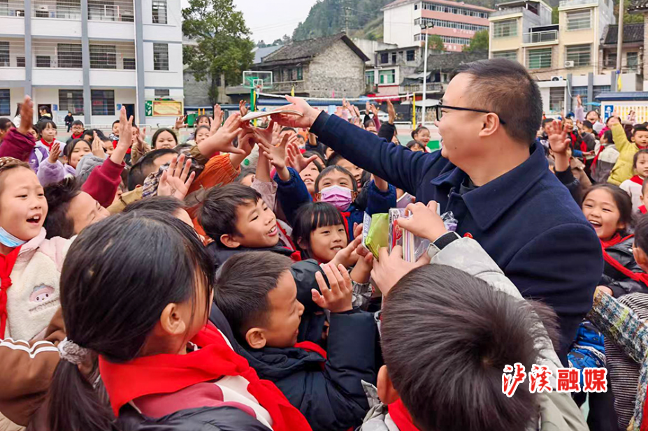 5.图为泸溪法院开展送法进校园活动.jpg