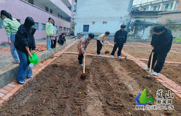 蓝山县第一中学生命科学社开展劳动实践活动.jpg 蓝山县第一中学生命科学社开展劳动实践活动.jpg