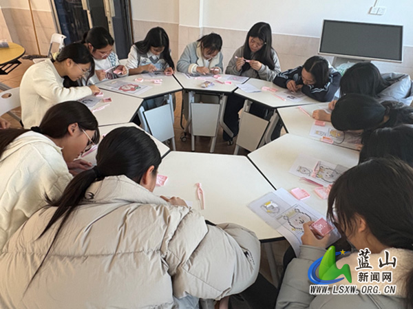 蓝山县第一中学:指尖拼豆,解压赋能.jpg 蓝山县第一中学:指尖拼豆,解压赋能.jpg