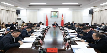 郑湘主持召开县委常委会会议