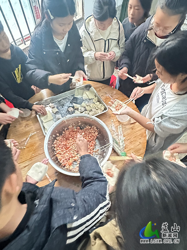 新圩学校开展包饺子活动.jpg