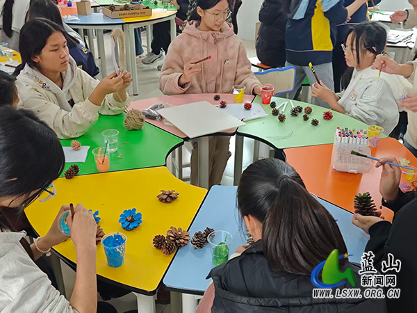 湘源学校开展“松果筑心，拾光向阳”松果画制作活动.jpg
