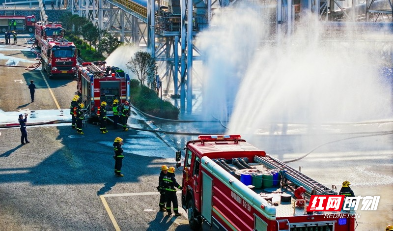 湖南永州:开展厂房和仓储场所灭火救援跨区域实战演练03.jpg