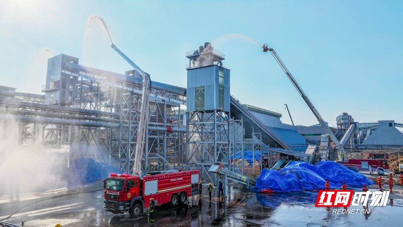 湖南永州:开展厂房和仓储场所灭火救援跨区域实战演练01.jpg
