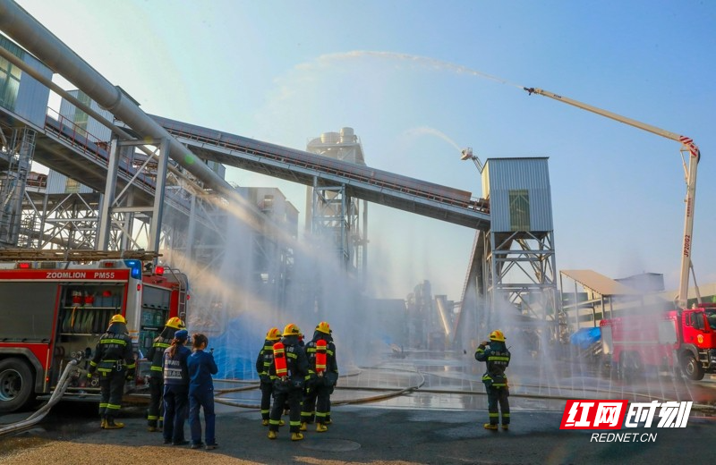 湖南永州:开展厂房和仓储场所灭火救援跨区域实战演练07.jpg
