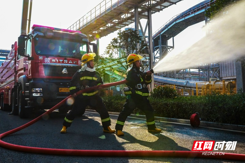 湖南永州:开展厂房和仓储场所灭火救援跨区域实战演练05.jpg