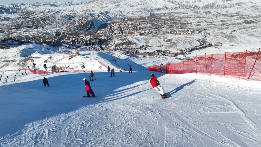 为孩子成长留一个“逗点”——记新疆首个雪假落地