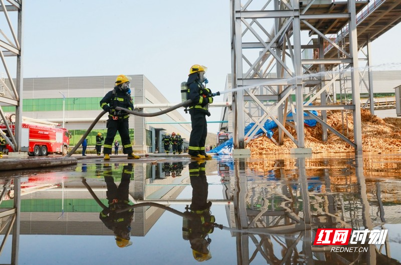 湖南永州:开展厂房和仓储场所灭火救援跨区域实战演练06.jpg