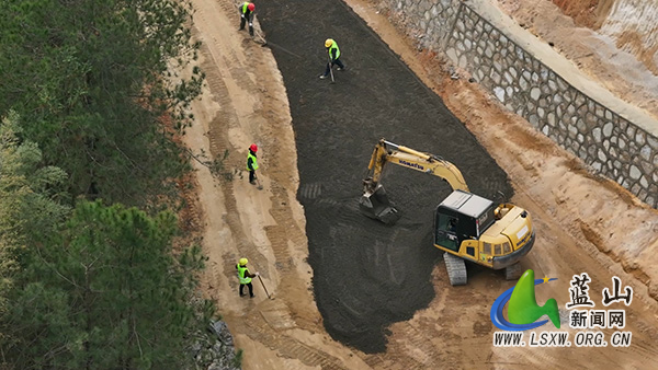 蓝山县农村公路提质改造“焕新颜”铺就乡村振兴“快车道”.jpg 蓝山县农村公路提质改造“焕新颜”铺就乡村振兴“快车道”.jpg
