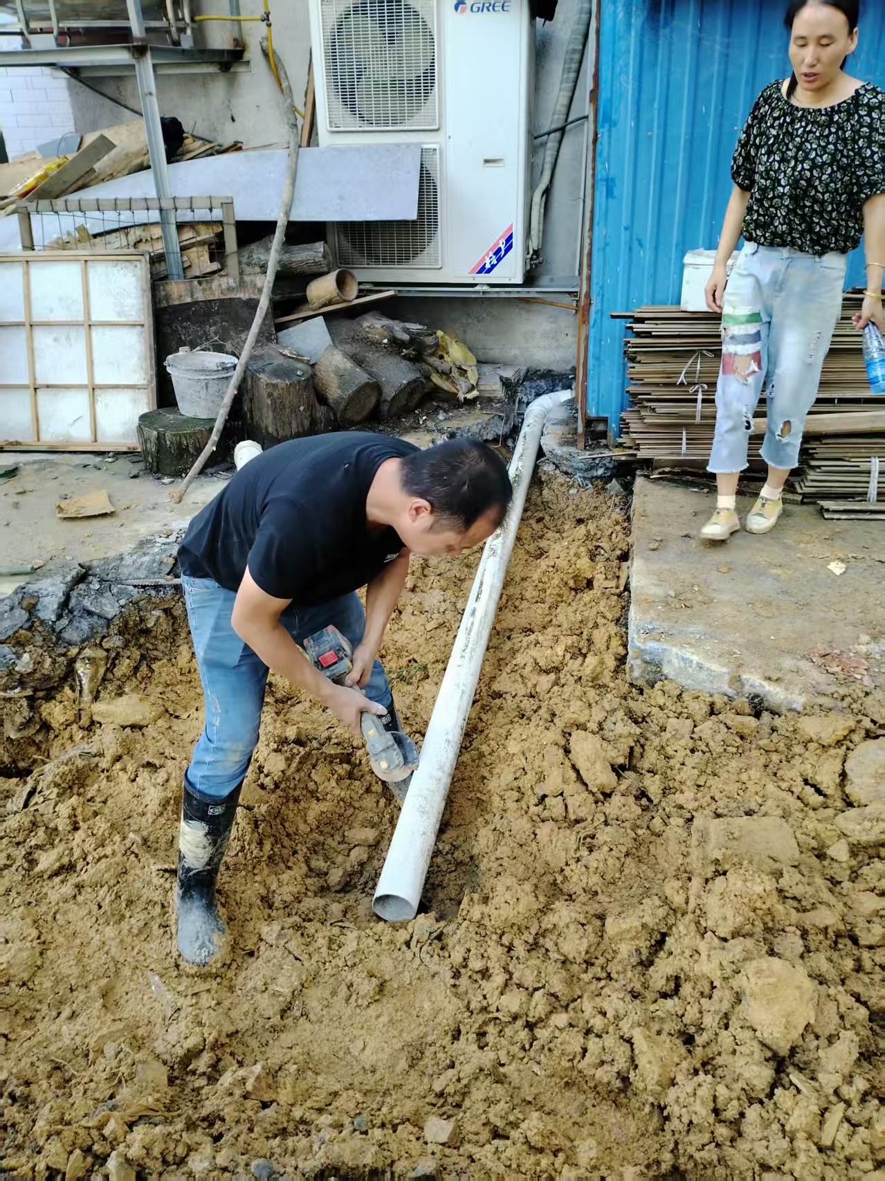 龙湾安置点下水道管网全面整改施工场景