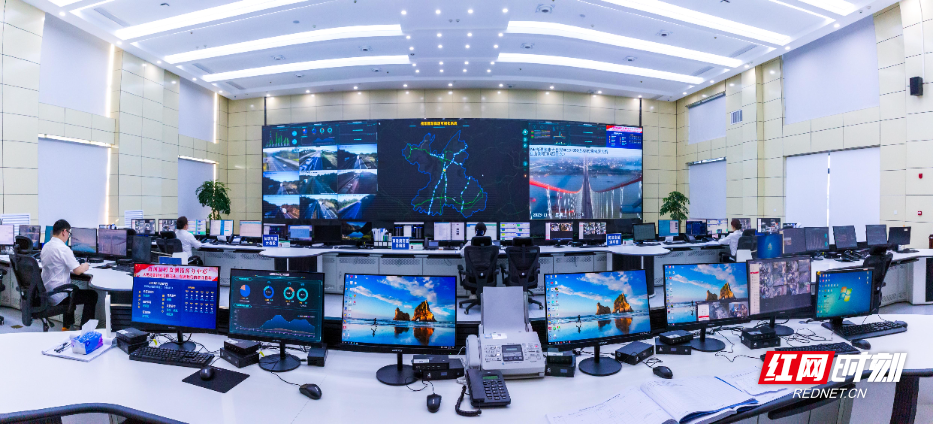 监控大厅智慧护航(1).jpg 监控大厅智慧护航(1).jpg