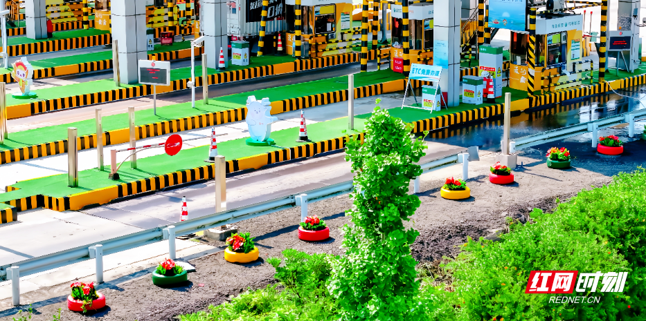 通往景区的君山收费站.jpg 通往景区的君山收费站.jpg