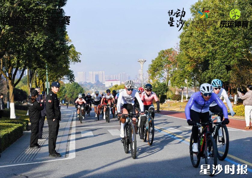 参赛选手展开激烈的骑行角逐。 参赛选手展开激烈的骑行角逐。