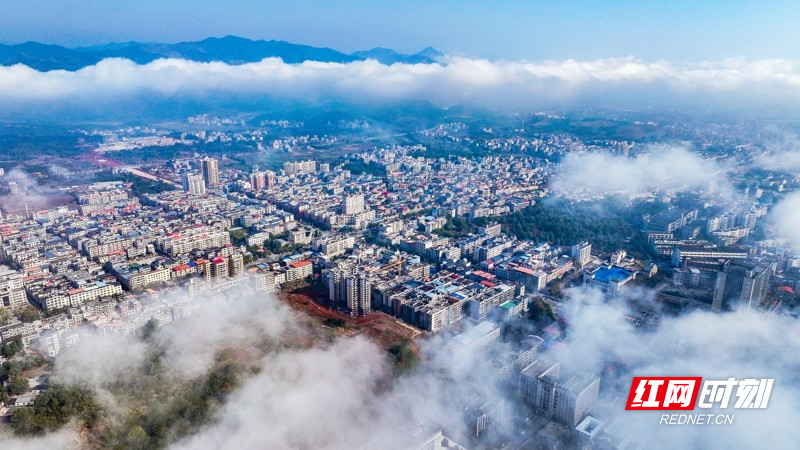 湖南新田:云雾缭绕县城宛如仙境09_.jpg