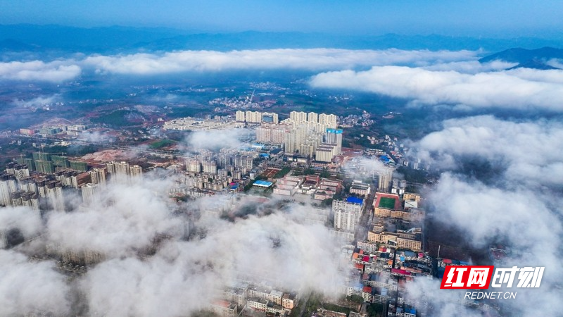 湖南新田:云雾缭绕县城宛如仙境07_.jpg