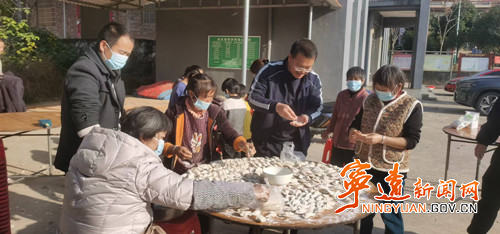 宁远县保安镇:饺香暖新村 干群一家亲_副本500.jpg 宁远县保安镇:饺香暖新村 干群一家亲_副本500.jpg