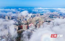 新田：云雾缭绕县城宛如仙境