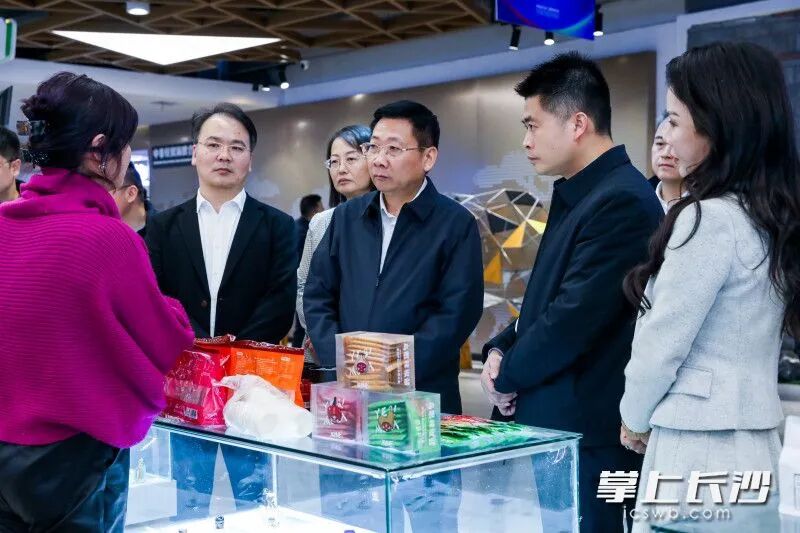 12月13日,市委副书记、代市长陈博彰在雨花区宣讲党的二十届四中全会、省委十二届九次全会精神并开展调研。图为中非经贸博览会常设展馆。长沙晚报全媒体记者 董阳 摄 图片