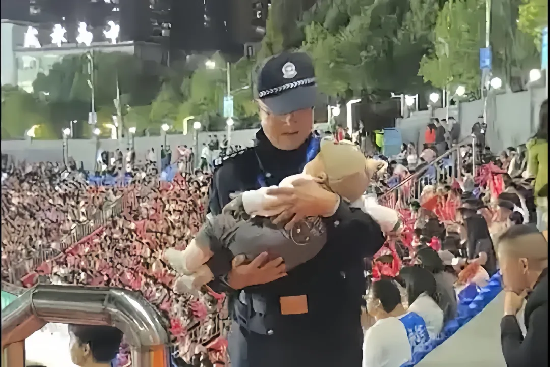 一位母亲因与家人走散,在人流中不便怀抱婴儿找人,便放心地将仅几个月大的孩子交到了零陵公安民警杨伟林的手中,托付他帮忙临时照看。.png 一位母亲因与家人走散,在人流中不便怀抱婴儿找人,便放心地将仅几个月大的孩子交到了零陵公安民警杨伟林的手中,托付他帮忙临时照看。.png