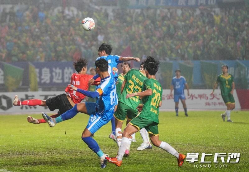 9月20日晚,“湘超”联赛第二轮进行,长沙队在客场挑战郴州队,0比0战平。图为双方雨中激战。邹麟 摄 9月20日晚,“湘超”联赛第二轮进行,长沙队在客场挑战郴州队,0比0战平。图为双方雨中激战。邹麟 摄