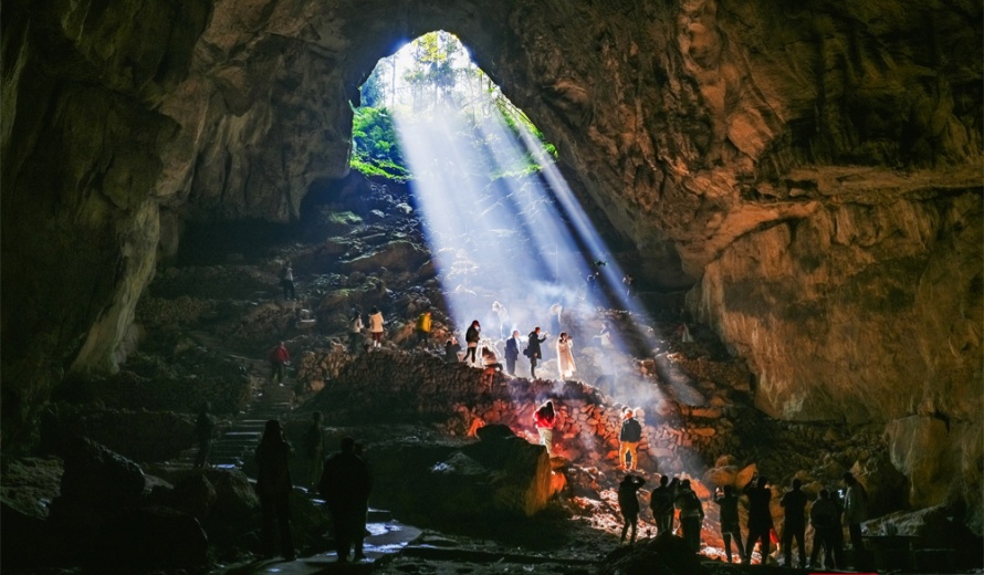 【每日一图@湖南】怀化金鸡洞“光瀑”：地质与光学的双重奇迹