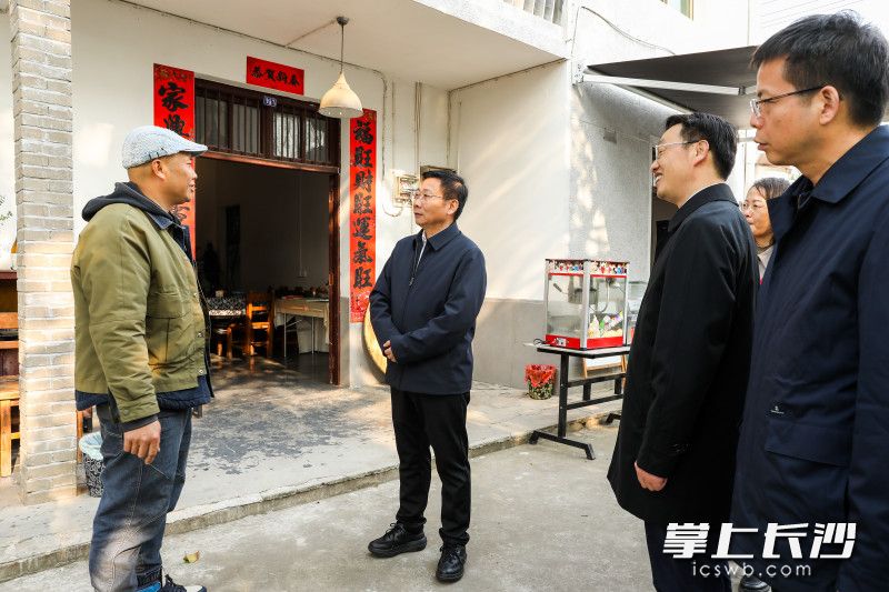 调研中，陈博彰走进洲岛上特色民宿、餐馆、咖啡馆，与当地居民、经营者及基层干部深入交流。均为长沙晚报全媒体记者 董阳 摄