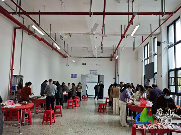 蓝山二中举办教职工限时限量包饺子比赛.jpg