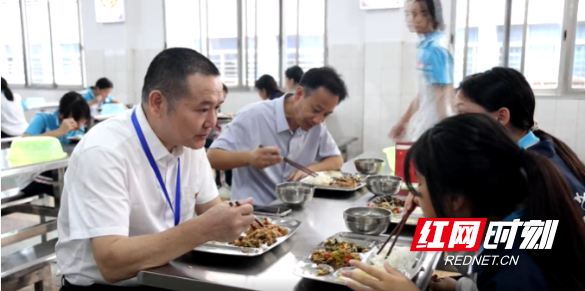 监督人员在学校食堂陪餐.png