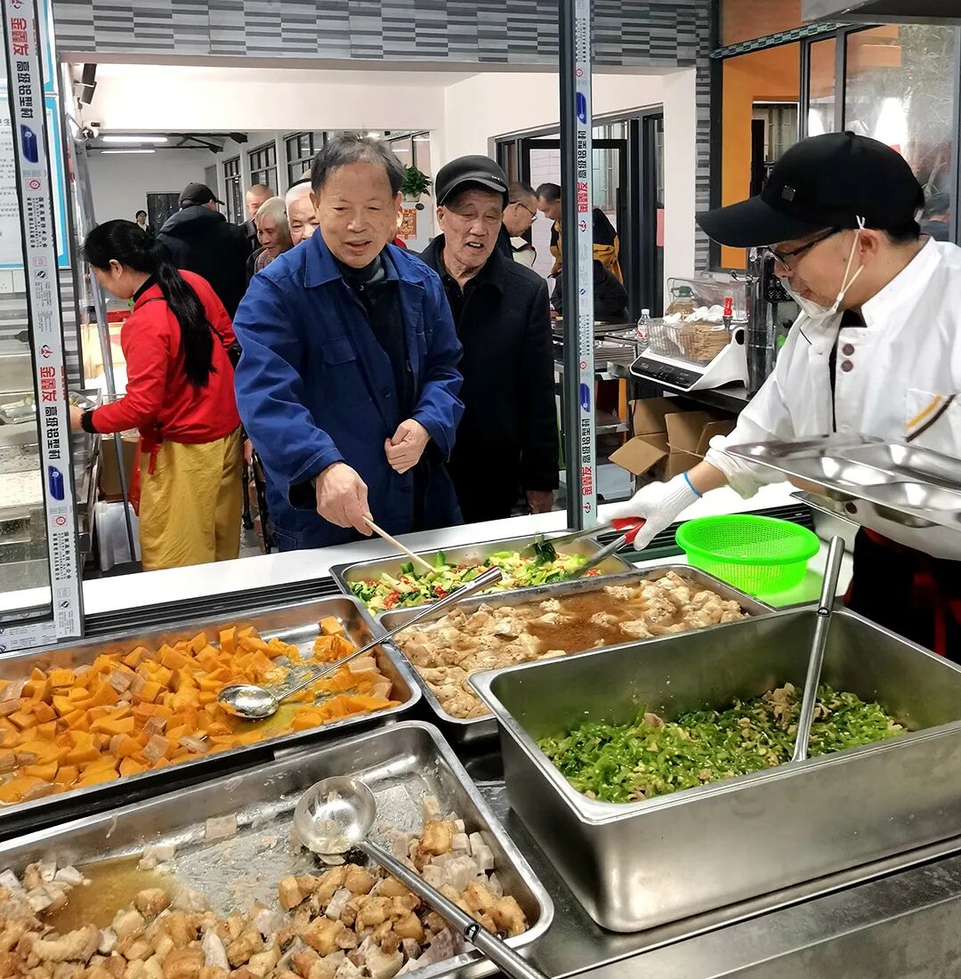 公园社区老年食堂内，大家有序用餐.jpg