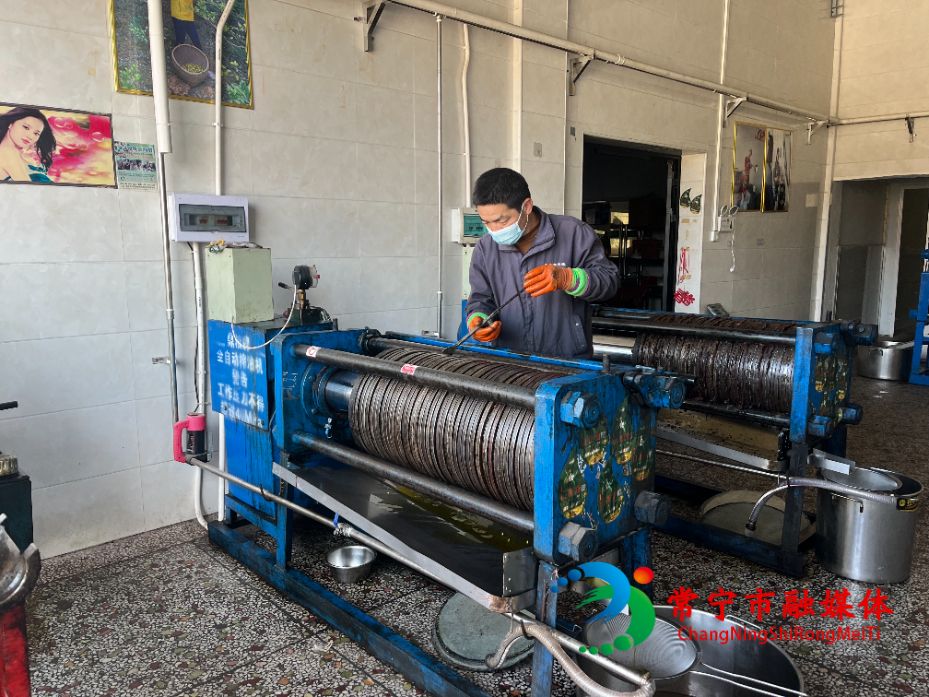 常宁：农户榨油忙 香飘致富路.jpg