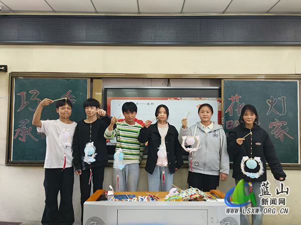 新圩学校开展非物质文化遗产花灯制作活动.jpg