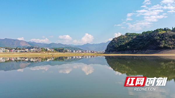新田县福音山国家森林公园金陵湖景区。钟伟锋 摄.jpg