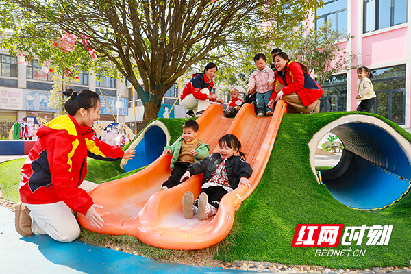 新田县润兴幼儿园，教师带着托育班的孩子在参加户外活动。刘贵雄 摄.jpg