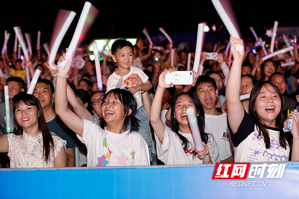 新田县家博城广场，市民在观看“南有新田 嗨翻盛夏”音乐节文艺节目。钟伟锋 摄.jpg