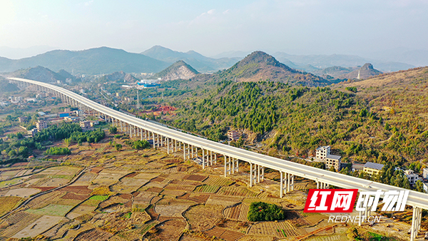 新田县龙泉街道，建设中的桂（东）新（田）高速梅湾村大桥，与田园、村庄相映成景，构成了一道现代交通枢纽风景线。钟伟锋 摄.JPG