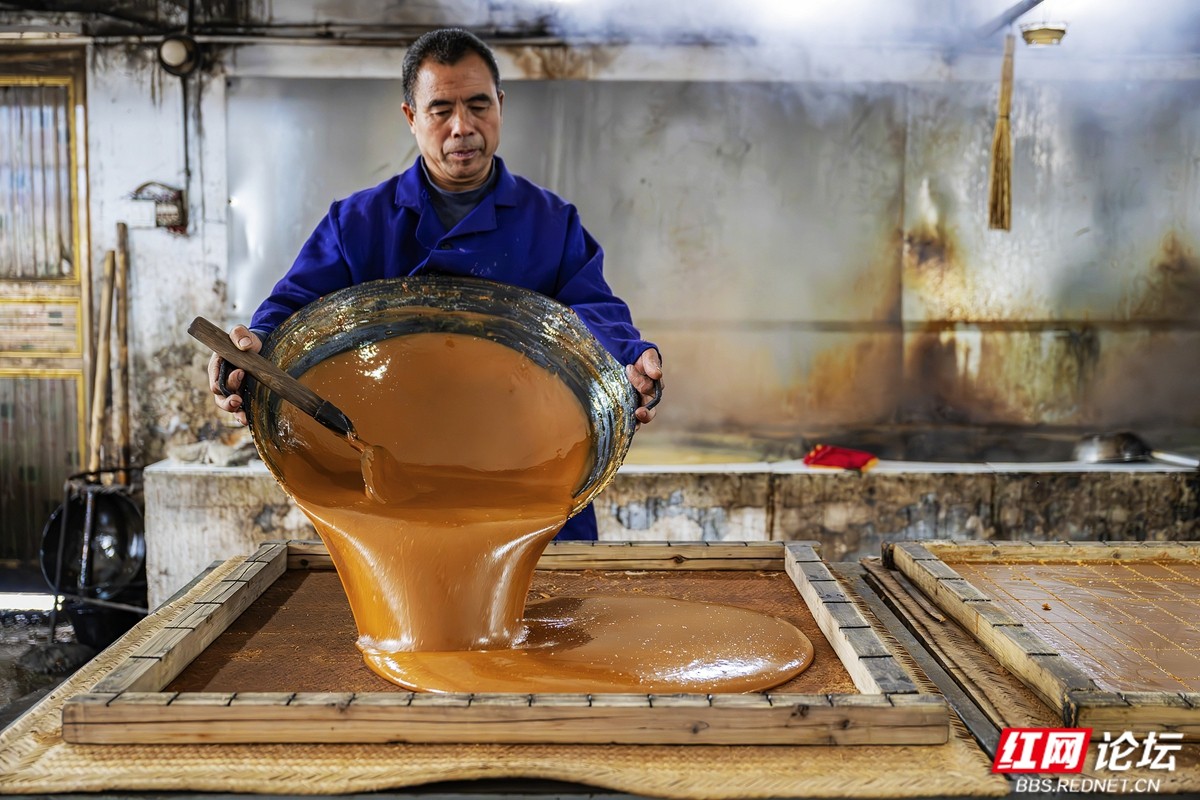 【每日一图@湖南】甘蔗原浆，旺火慢熬：地道溆浦片糖的“猪肝红”美味