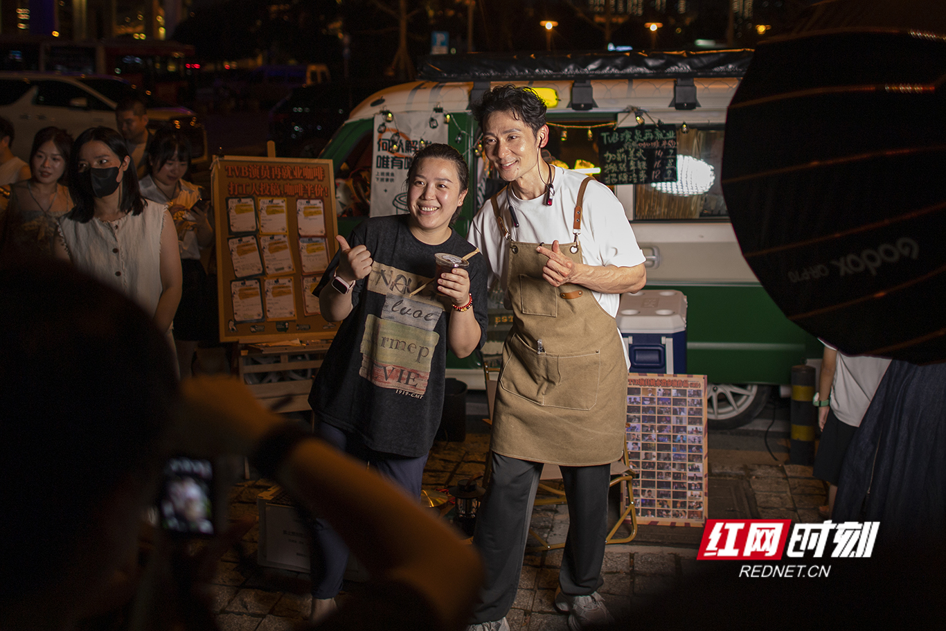 时刻·在场丨47岁TVB男演员，用一杯咖啡在长沙重新“开机”