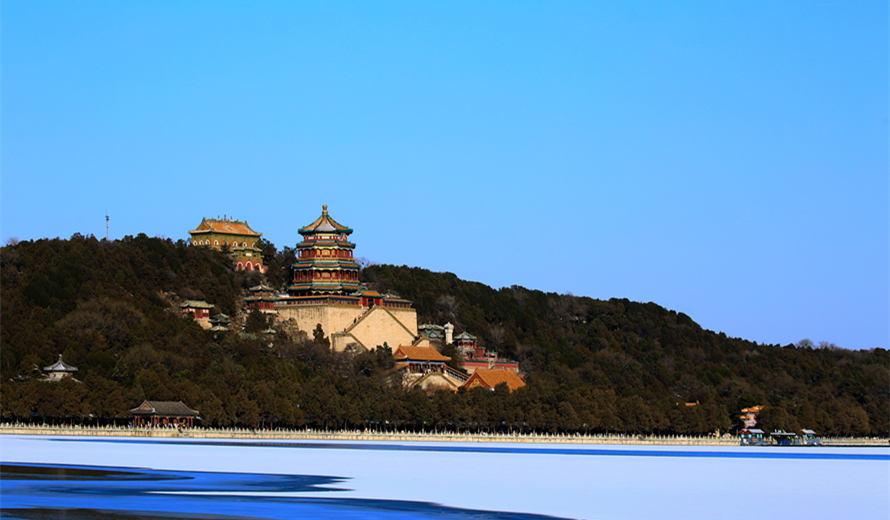 颐和园的雪，分两种：落在瓦上的，和落在心上的