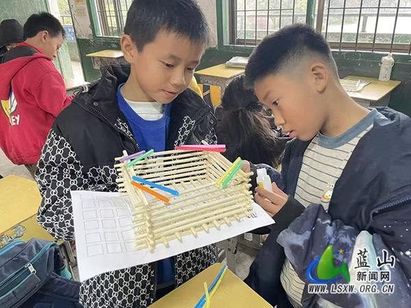 龙溪学校:巧手搭果篮 创意乐无限.jpg 龙溪学校:巧手搭果篮 创意乐无限.jpg