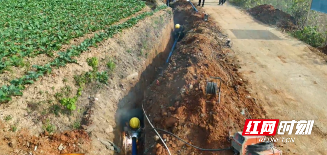 农村自来水管道铺设现场.png
