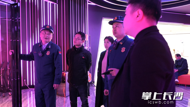 浏阳消防在进行夜查。  长沙晚报通讯员 李有义 摄