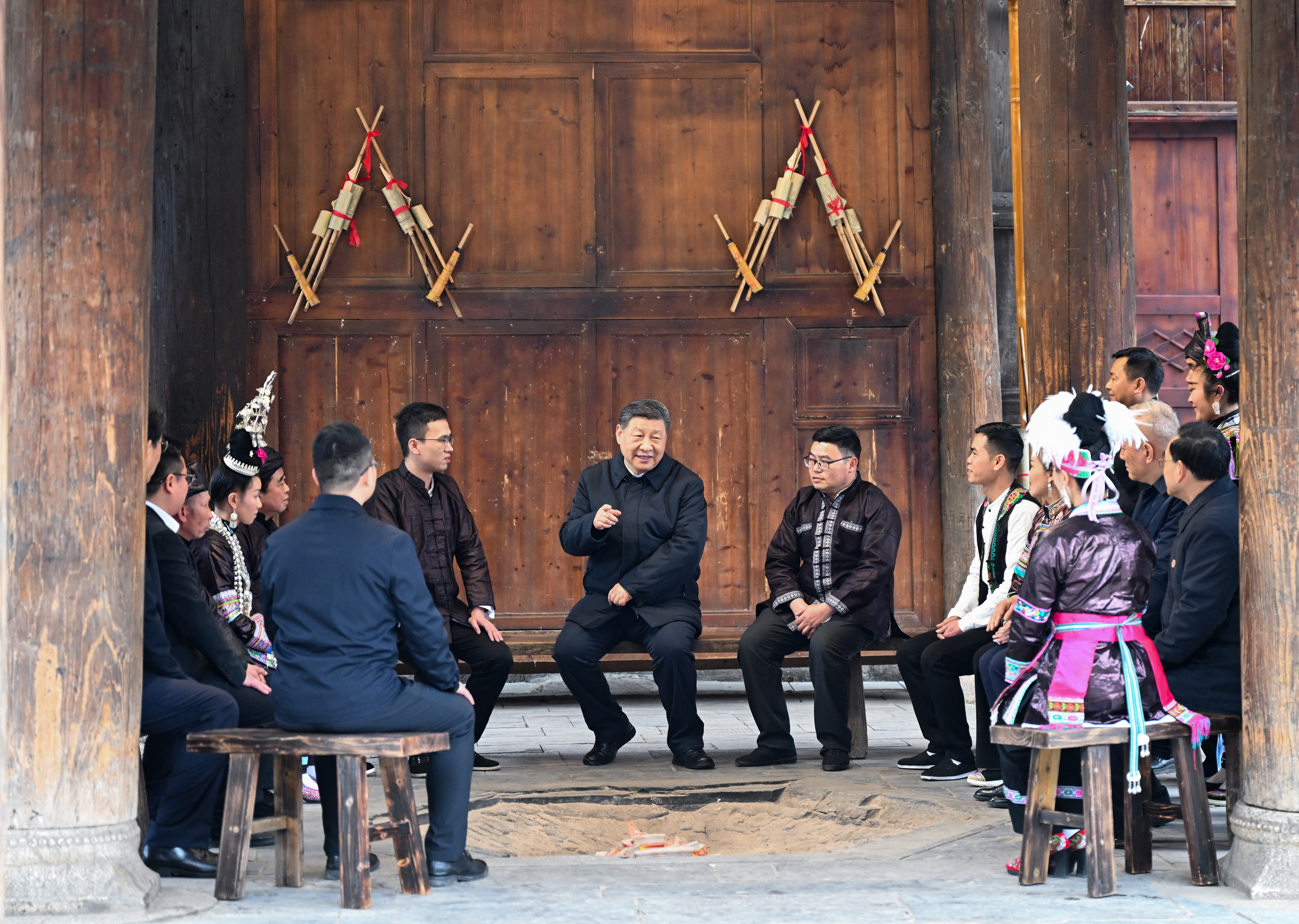 2025年3月17日下午,习近平总书记在黔东南州黎平县肇兴侗寨考察时,在信团鼓楼同村干部和村民代表围坐在火塘边,共话乡村全面振兴。