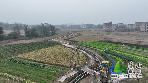 我县高标准农田建设正酣 丘陵沃野焕发新生机.jpg
