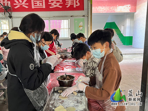 新圩学校开展包饺子活动.jpg 新圩学校开展包饺子活动.jpg