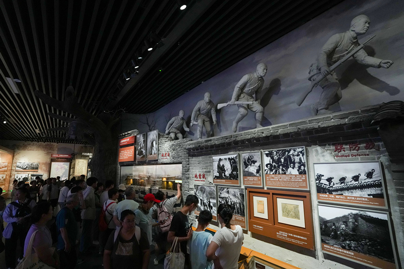 2025年7月8日，参观者在中国人民抗日战争纪念馆参观《为了民族解放与世界和平》主题展览。