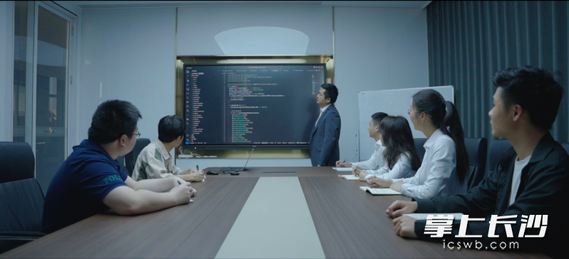 “B2B建筑产业互联网平台”由东云供应链自主研发，图为团队研发中。